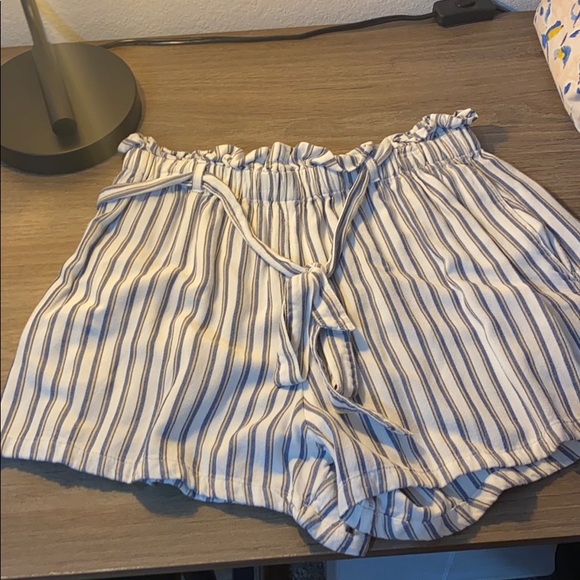 Hollister High Rise Shorts - Picture 1 of 3